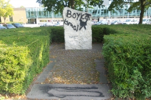 Et israelsk mindesmærke og et vejskilt foran Odense Idrætshal er blevet overmalet med graffiti.