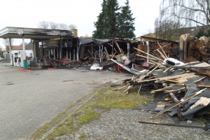 Den tidligere tankstation på Middelfartvej i Sandager nord for Assens udbrændte tidligt nytårsmorgen.