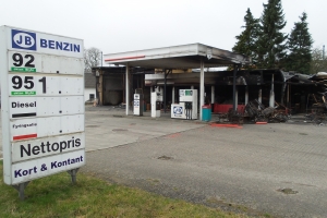Den tidligere tankstation på Middelfartvej i Sandager nord for Assens udbrændte tidligt nytårsmorgen.
