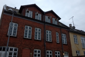 21. februar 2018. To personer er sendt på Svendborg Sygehus efter en brand i en etageejendom i Bagergade i Svendborg. Foto: Ole Holbech