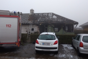 6. marts 2018: Klokken fem tirsdag morgen arbejdede politi og brandvæsen på at få slukket en brand i et rækkehus i Poppelhaven i Odense NØ. Foto: Ole Holbech