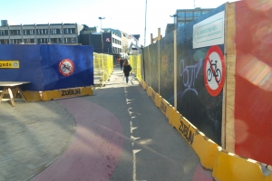 Fodgængere og cyklister må ud på en omvej, når de skal krydse den gamle Thomas B. Thriges Gade. Passagen bliver nu lukket.
