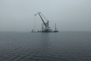 11. marts 2018: En kæmpe flydekran fik søndag hævet det kæntrede skib M/S Sirius Høj ud for Bogense Havn. Foto: Ole Holbech