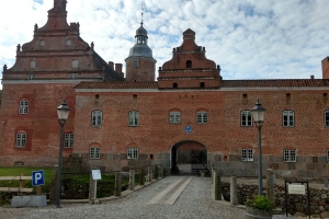 16. maj 2019: Broholm Slot er en gammel sædegård, som nævnes første gang i 1326. Gården ligger på Sydøstfyn i Gudme Sogn, Gudme Herred, Svendborg Kommune. Hovedbygningen er opført i 1642, om- og tilbygget i 1839, 1856, 1895 og 1905