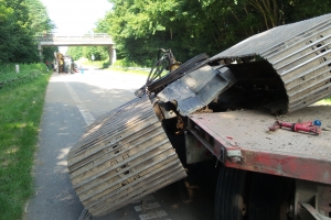 Voldsomt trafikuheld ved Verninge mandag morgen. En gravemaskine på en blokvogn ramte en vejbro.