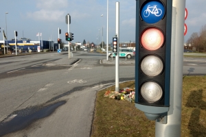 20. februar 2018: Blomster på stedet, hvor en 18-årig kvinde 8. februar 2018 har mistet livet i en alvorlig færdselsulykke i Odense. Foto: Ole Holbech