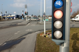 20. februar 2018: Blomster på stedet, hvor en 18-årig kvinde 8. februar 2018 har mistet livet i en alvorlig færdselsulykke i Odense. Foto: Ole Holbech