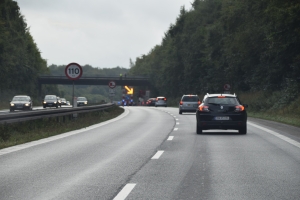 Sten kastet ned på motorvej