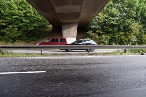 Sten kastet ned på motorvej