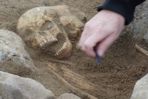 Otte velbevarede skeletter udgravet ved gravhøj
