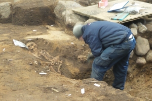 Skeletterne vælter op af jorden ved Albani Torv i Odense.