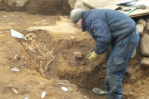 Skeletterne vælter op af jorden ved Albani Torv i Odense.