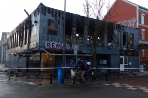 23. februar 2018: En café på Skibhusvej i Odense er nedbrændt natten til fredag, oplyser Fyns Politi. Rema 1000 i stueetagen ramt af vandskade. Foto: Ole Holbech