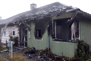 6. marts 2018: Klokken fem tirsdag morgen arbejdede politi og brandvæsen på at få slukket en brand i et rækkehus i Poppelhaven i Odense NØ. Foto: Ole Holbech