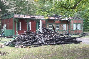 Branden i spejderhytten i Fruens Bøge er påsat