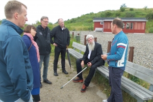 Kunstneren Ingvar Cronhammar var torsdag på besøg på Stige Ø for at se på mulighederne for placering til den ødelagte skulptur "Camp Fire". Og han var umiddelbart godt tilfreds med placeringen.