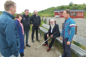 Kunstneren Ingvar Cronhammar var torsdag på besøg på Stige Ø for at se på mulighederne for placering til den ødelagte skulptur "Camp Fire". Og han var umiddelbart godt tilfreds med placeringen.