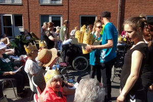 14. maj 2018: En uge før kronprins Frederik løber Royal Run i Odense, tog 87 beboere fra forskellige plejecentre i Odense forskud på løbet med deres helt eget Royal Run. Foto: Ole Holbech