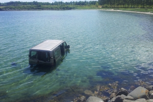 Minibus kørte i havn_