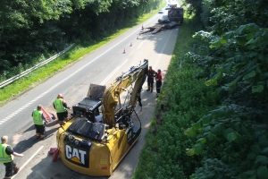 Voldsomt trafikuheld ved Verninge mandag morgen. En gravemaskine på en blokvogn ramte en vejbro.