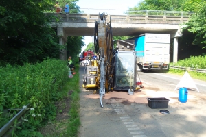 Voldsomt trafikuheld ved Verninge mandag morgen. En gravemaskine på en blokvogn ramte en vejbro.