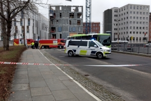 Bus rammer mand i Odense