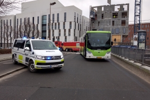 Bus rammer mand i Odense