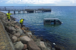 Minibus kørte i havn_(3)