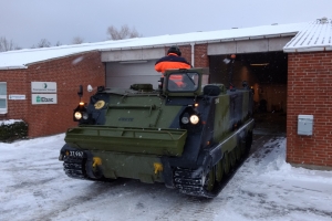 1. marts 2018: Snevejr på Langeland. Hjemmeværnet er klar med pansret mandskabsvogn, en PMV. Foto: Ole Holbech